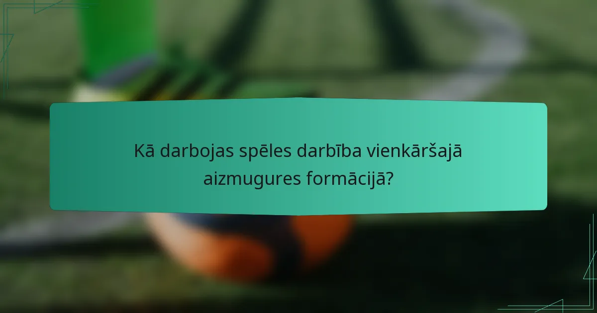 Kā darbojas spēles darbība vienkāršajā aizmugures formācijā?